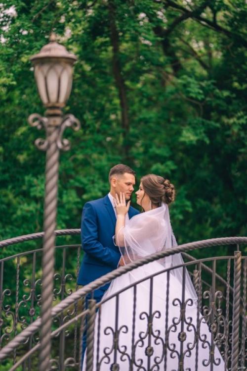 Бывают такие ситуации невеста начинает переживать -,, нужно мне ещё маме и подруге сделать причёску и макияж! 03