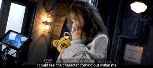 Дженни: мне пришлось играть две разные роли в этой сцене и это было правда весело. 03