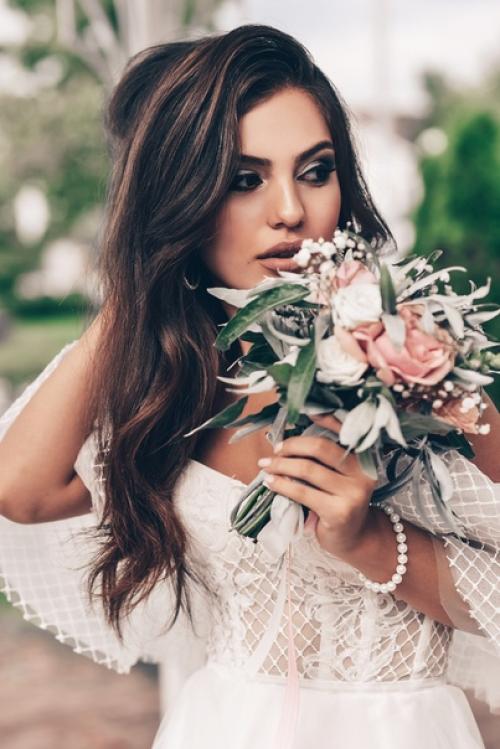 Образ невесты.  Важное значение имеют не только макияж и прическа, но и будуарный наряд, а в завершении свадебное платье. 03