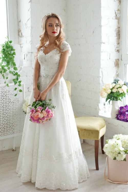 Образ невесты.  Важное значение имеют не только макияж и прическа, но и будуарный наряд, а в завершении свадебное платье. 05