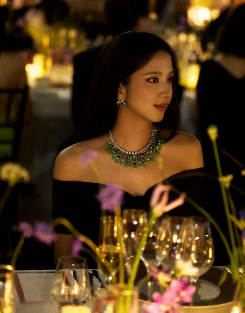 031026: джису из Blackpink в черном и белом для Cartier. 01