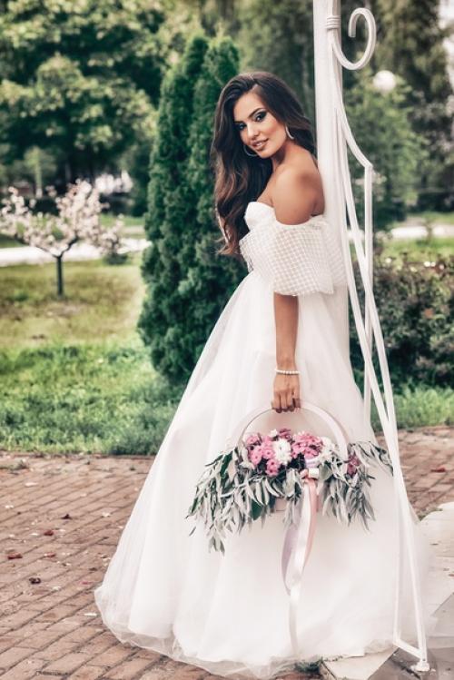 Образ невесты.  Важное значение имеют не только макияж и прическа, но и будуарный наряд, а в завершении свадебное платье. 02