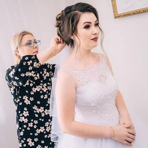 Бывают такие ситуации невеста начинает переживать -,, нужно мне ещё маме и подруге сделать причёску и макияж! 01