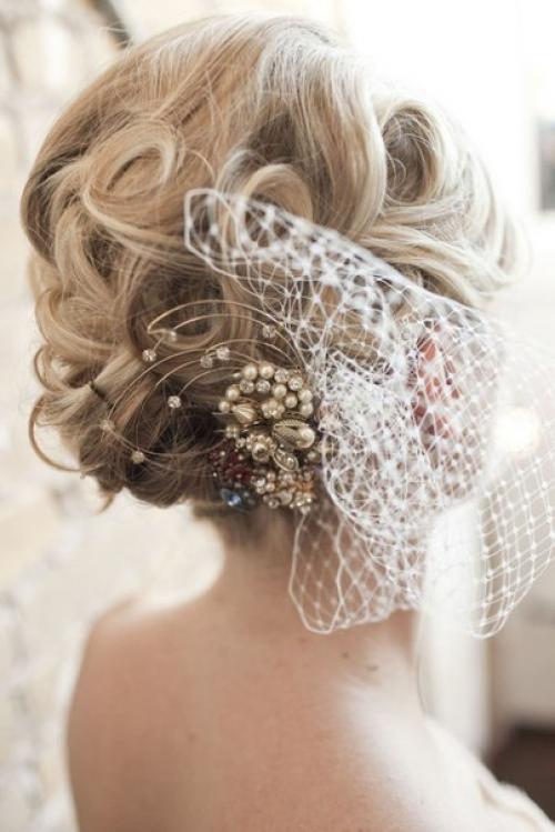 Вы уже приняли замечательное решение отпраздновать свадьбу зимой, значит, самое время заняться образом главной виновницы торжества - невесты. 07