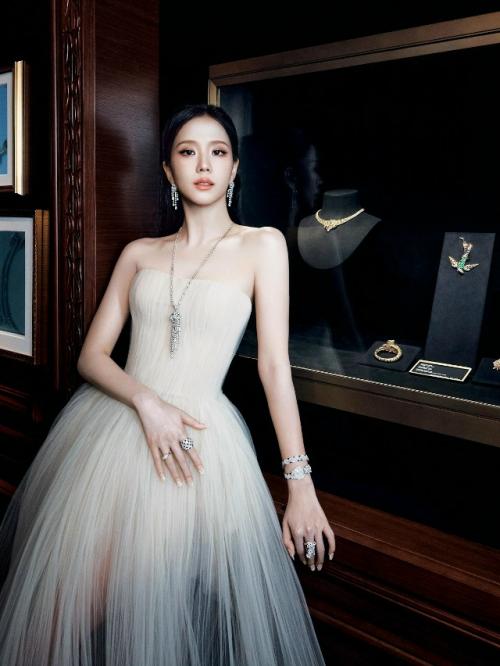 031026: джису из Blackpink в черном и белом для Cartier. 08