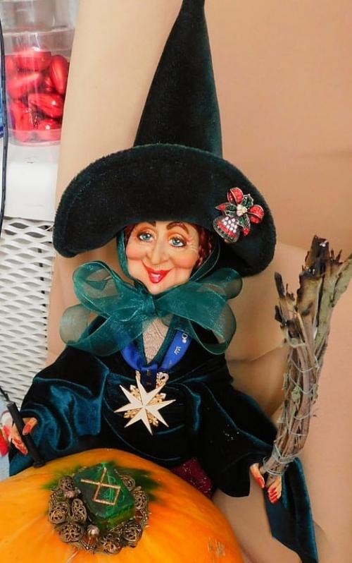 Рабочий момент: мы продолжаем занимательство - украшательство моей куклы - ведьмочки, купленной на прошлогодний хеллуэн ( самайн. 02