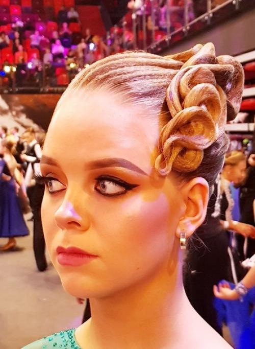 Эксперименты с прическами, особенно у классного мастера - гарантия хорошего настроения танцора, а значит и яркого танца. 01