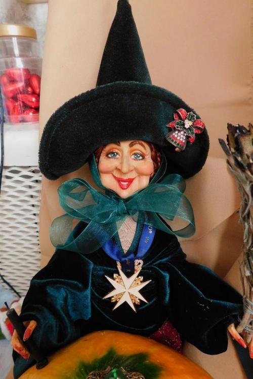 Рабочий момент: мы продолжаем занимательство - украшательство моей куклы - ведьмочки, купленной на прошлогодний хеллуэн ( самайн. 01