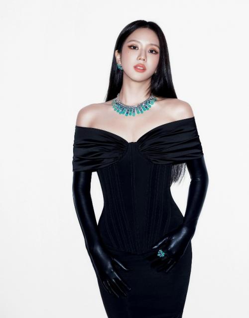 031026: джису из Blackpink в черном и белом для Cartier. 02