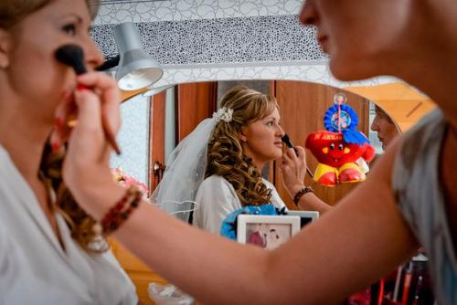 Продолжают Прилетать долгожданные фотографии от невест, которые обращаются в студию Obraz за свадебным полным образом. 02