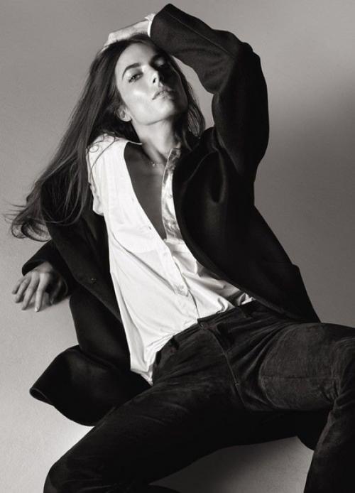 Фотосессия в элегантном пиджаке - отличный выбор для женщин, которые хотят подчеркнуть свою женственность и уверенность. 06