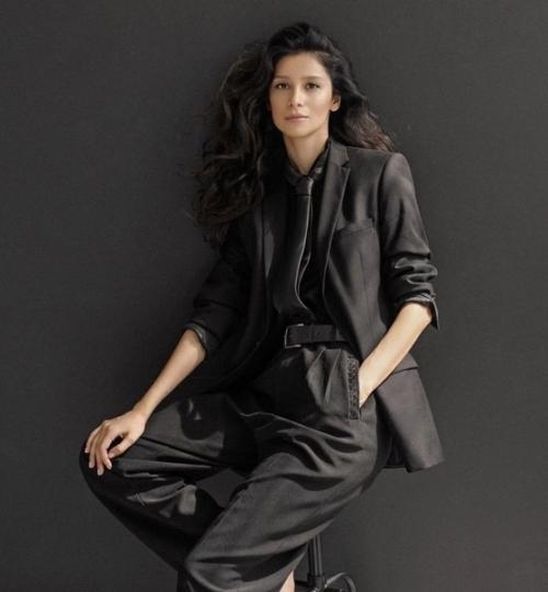 Фотосессия в элегантном пиджаке - отличный выбор для женщин, которые хотят подчеркнуть свою женственность и уверенность. 03