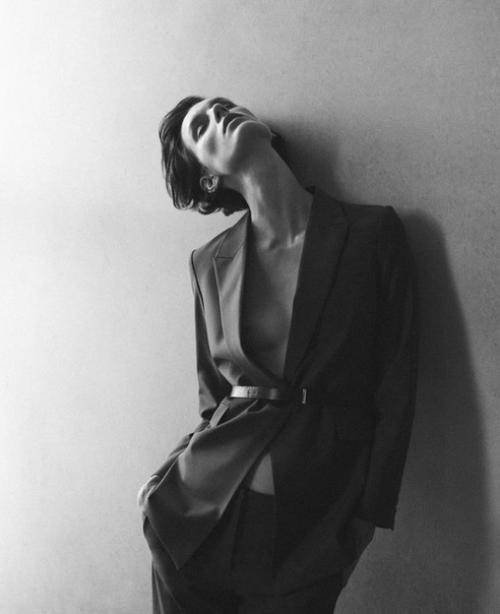 Фотосессия в элегантном пиджаке - отличный выбор для женщин, которые хотят подчеркнуть свою женственность и уверенность. 04