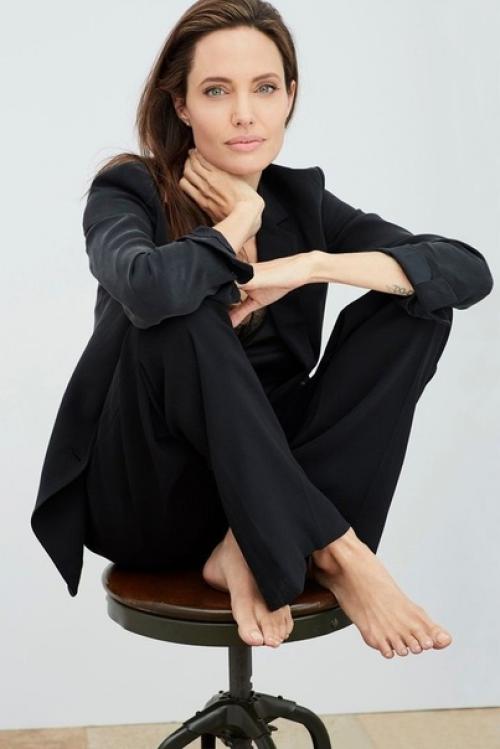 Фотосессия в элегантном пиджаке - отличный выбор для женщин, которые хотят подчеркнуть свою женственность и уверенность. 01