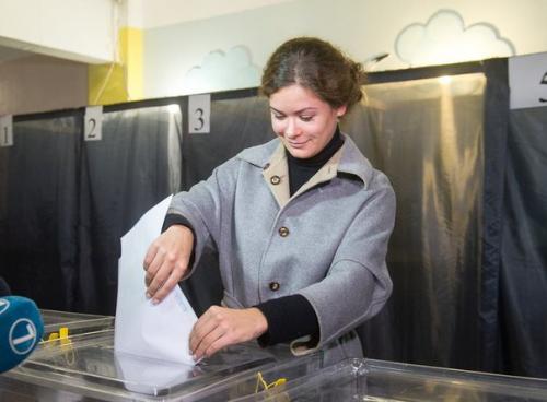 Очень непросто быть визажистом у публичных людей. 05