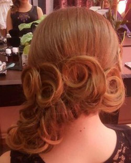 Я могу предложить вам услуги визажиста парикмахера. 01