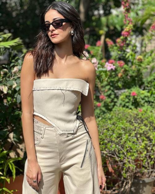 Стилист Лакшми лехр опубликовала на своем аккаунте в Инстаграм фото с образом нашей Ананьи для продвижения фильма Kho Gaye Hum Kahan. 01