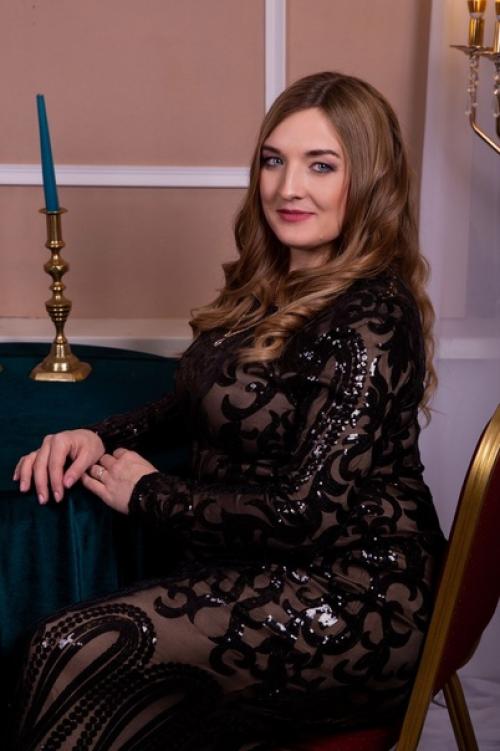 Подарить бы вам платье из счастья, да его всяк по-своему шьёт, отвести бы от вас все ненастья, да не знаем мы их наперёд. 01