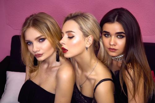 Быть неотразимой на важном мероприятии вам поможет наш визажист Алена и стилист по прическам Ульяна? 01