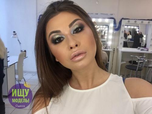 Девули!  Кто ещё не успел найти себе мастера по макияжу и прическе на новый год, мы спешим поделиться отличной новостью! 01