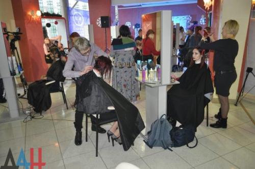 В Донецке стартовал первый в ДНР чемпионат парикмахерского и маникюрного искусства. 02