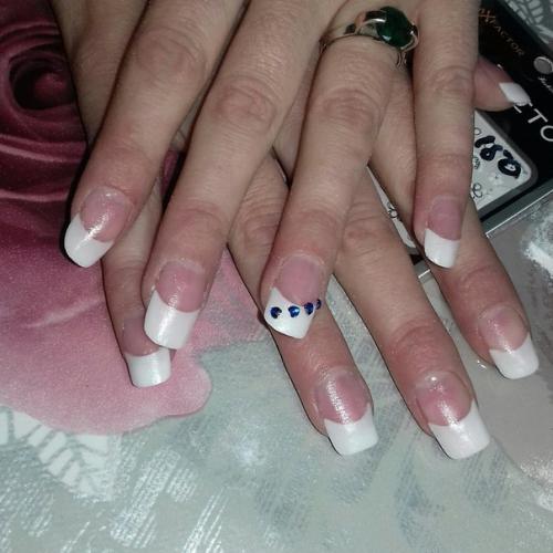 В честь нового года мастера предлагают вам маникюр и макияж с прической всего за 5000. 03