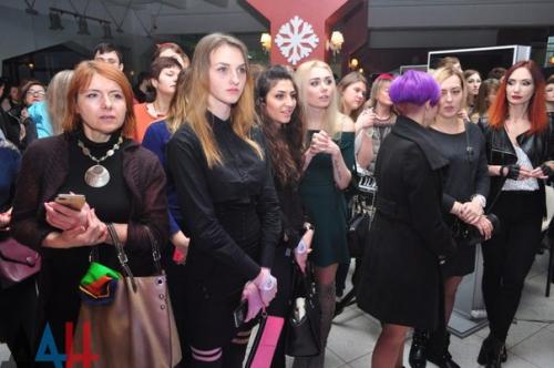 В Донецке стартовал первый в ДНР чемпионат парикмахерского и маникюрного искусства. 09