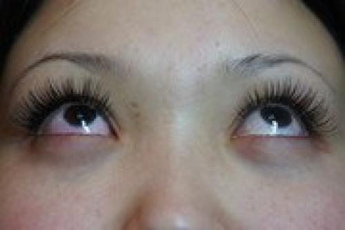 В честь нового года мастера предлагают вам маникюр и макияж с прической всего за 5000. 02