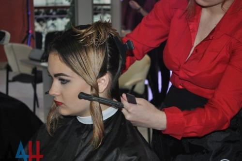 В Донецке стартовал первый в ДНР чемпионат парикмахерского и маникюрного искусства. 04