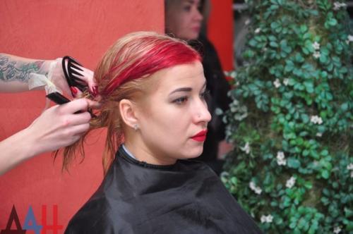 В Донецке стартовал первый в ДНР чемпионат парикмахерского и маникюрного искусства. 08