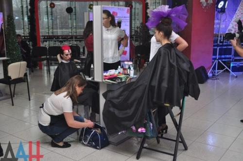 В Донецке стартовал первый в ДНР чемпионат парикмахерского и маникюрного искусства. 07