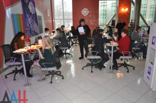 В Донецке стартовал первый в ДНР чемпионат парикмахерского и маникюрного искусства. 03