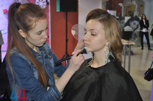 В Донецке стартовал первый в ДНР чемпионат парикмахерского и маникюрного искусства. 06