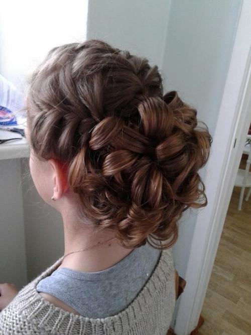 Дорогие наши клиенты, успейте записаться на вечерние и праздничные причёски, а так же макияж! 03