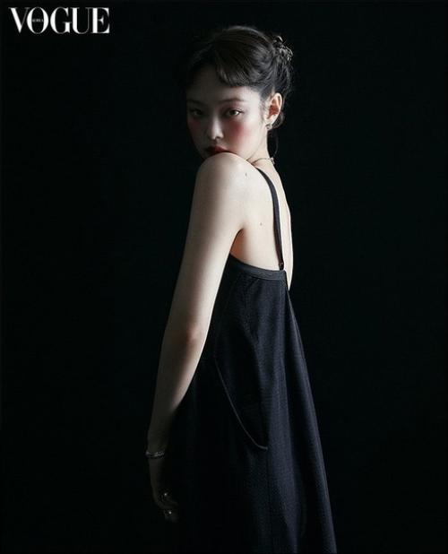 Jennie из Blackpink дебютировала в качестве редактора модного журнала Vogue! 01