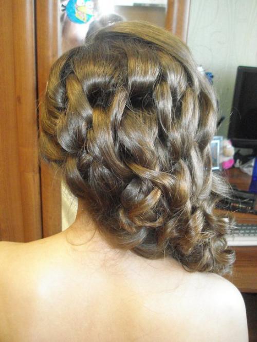 Дорогие наши клиенты, успейте записаться на вечерние и праздничные причёски, а так же макияж! 06