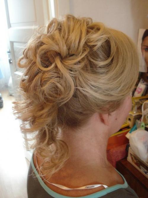 Дорогие наши клиенты, успейте записаться на вечерние и праздничные причёски, а так же макияж! 02