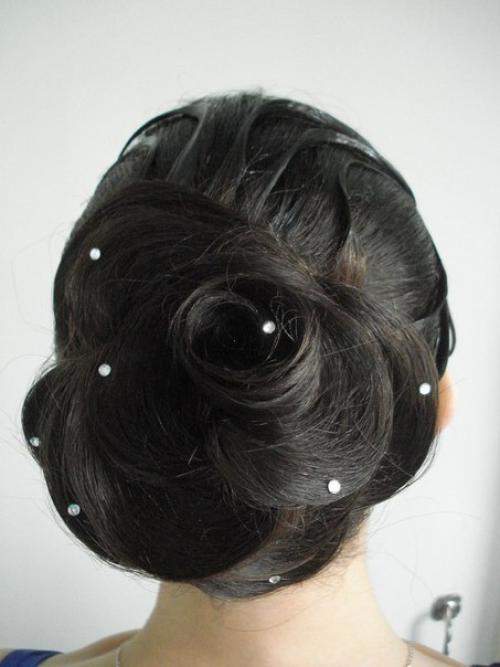 Дорогие наши клиенты, успейте записаться на вечерние и праздничные причёски, а так же макияж! 01