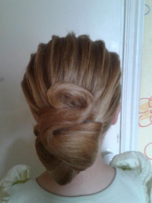 Дорогие наши клиенты, успейте записаться на вечерние и праздничные причёски, а так же макияж! 05