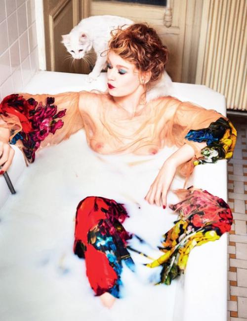 Холли - Мэй сэйкер в фотосессии Эллен фон унверт для Vogue Russia April 2016. 03