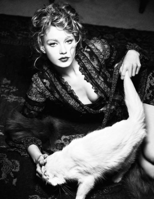 Холли - Мэй сэйкер в фотосессии Эллен фон унверт для Vogue Russia April 2016. 01