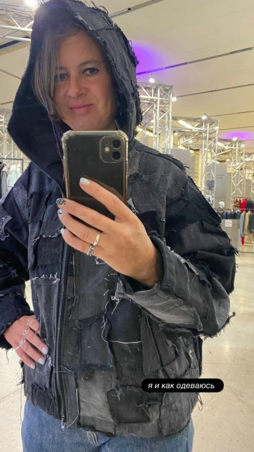 Мы смотрим.  адм стилист: 01