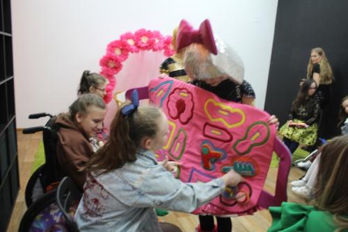 Праздники для девочек не заканчиваются в полночь 8 марта. 06