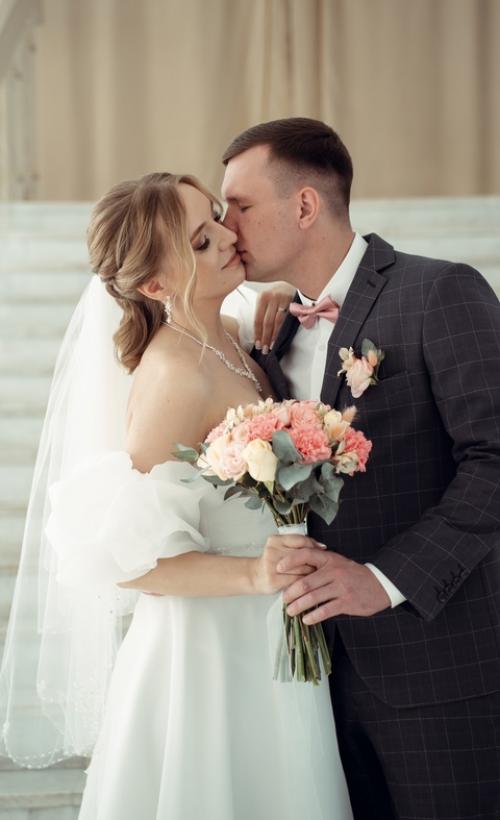 Как эксперт в свадебном макияже и прическах, я понимаю, насколько важно в этот особенный день чувствовать себя на миллион долларов. 01