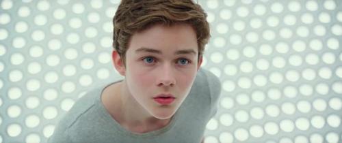 Полный отстой, больше никак не скажешь, кроме красивой картинки и пары второстепенных персонажей смотреть не на что. 05