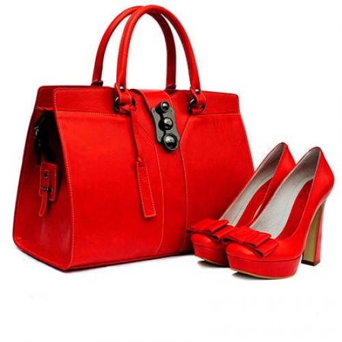 Как бы не менялась мода, мужчину в женщине всегда будет привлекать ее женственность и подчеркнутое отличие от мужчин. 02