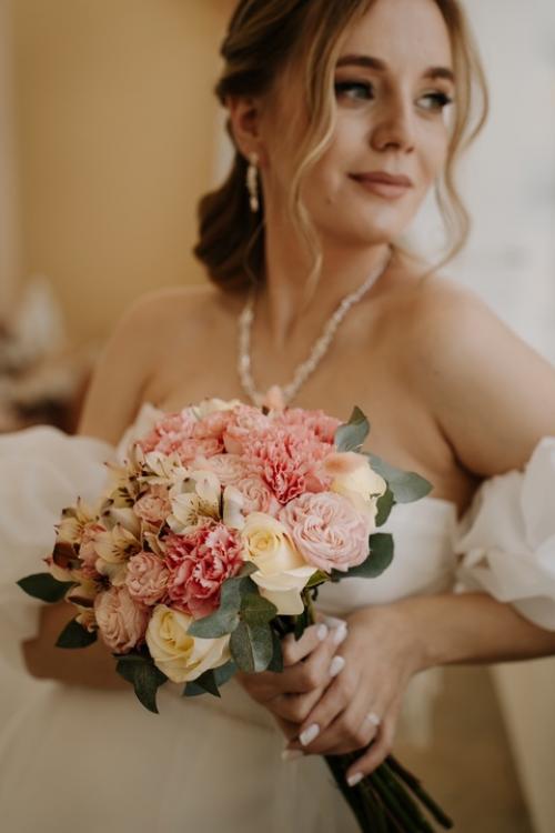 Как эксперт в свадебном макияже и прическах, я понимаю, насколько важно в этот особенный день чувствовать себя на миллион долларов. 02