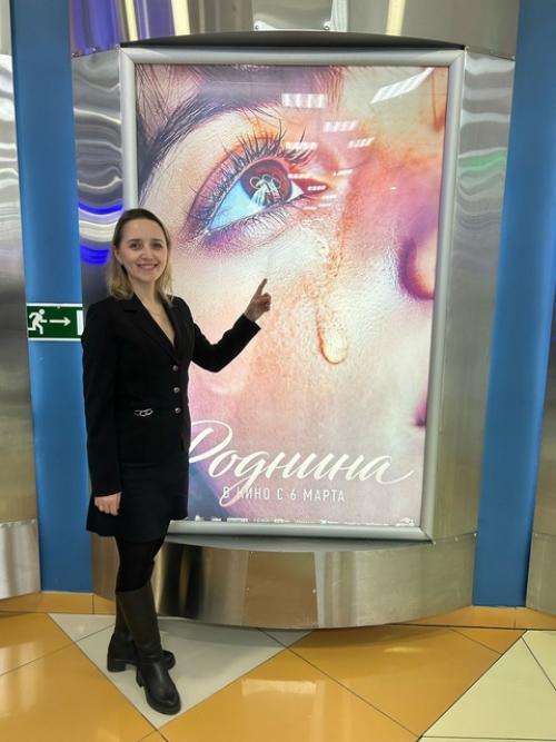 В декабре 2023 года мы с мужем как актёры массовых сцен приняли участие в съёмках легендарного фильма Роднина. 01