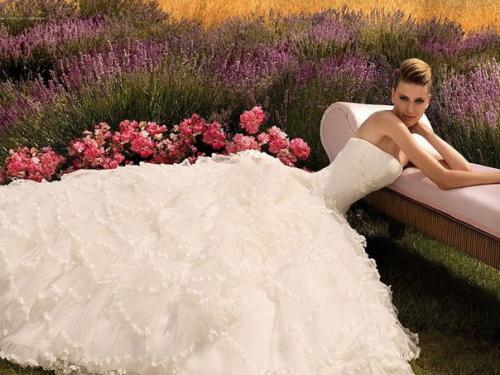 Милые невесты!  Запись на свадебные макияж и прическу продолжается. 01