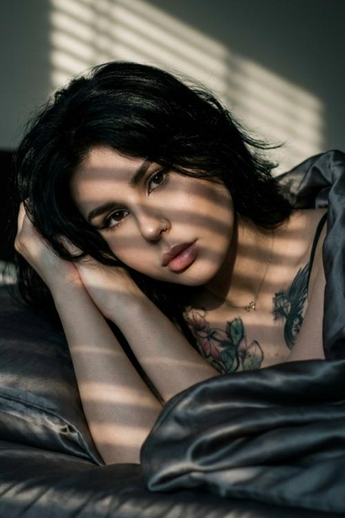 Создай портрет, не меняя черты лица.  